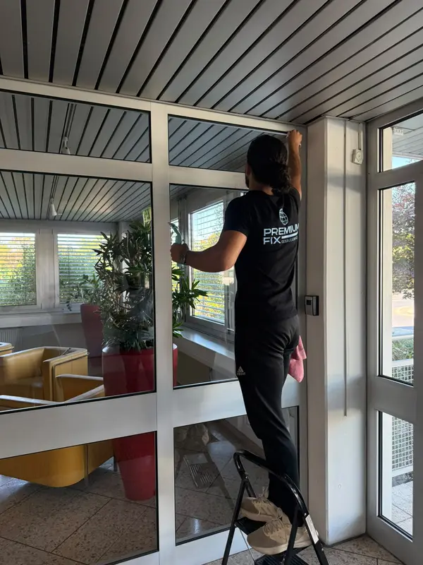 Fensterreinigung im Büro durch eine PremiumFix Reinigungskraft