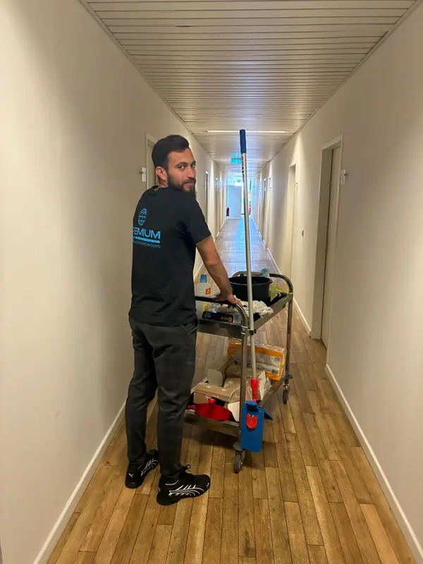 Treppenhaus- und Flurreinigung mit Reinigungswagen durch PremiumFix